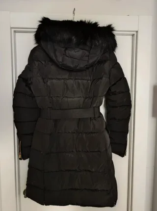 Abrigo plumífero Mango negro con capucha
