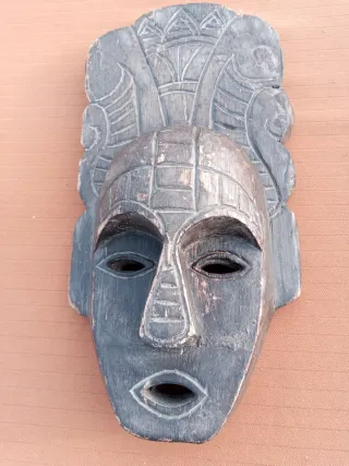 Máscara de madera tallada