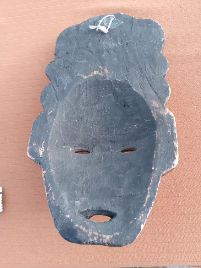Maschera in legno intagliata
