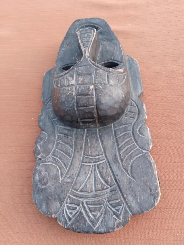 Maschera in legno intagliata