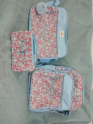 Mochila, portátil y estuche floral