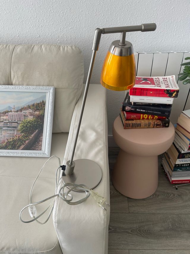 Lámpara de escritorio plateada y amarilla