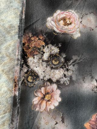 Pashmina con fiori grigi e rosa