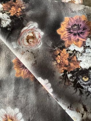 Pashmina con fiori grigi e rosa