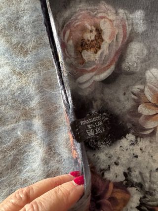 Pashmina con fiori grigi e rosa