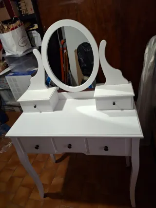 Postazione make-up con specchio