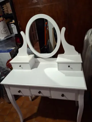 Postazione make-up con specchio