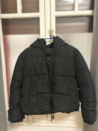 Abrigo negro con capucha