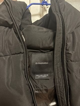 Abrigo negro con capucha