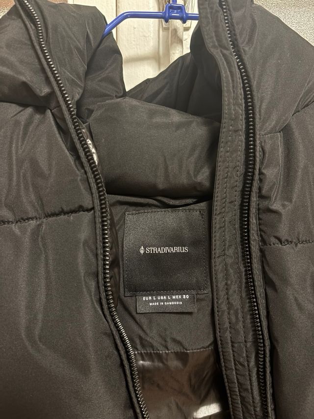 Abrigo negro con capucha