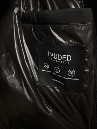 Abrigo negro con capucha