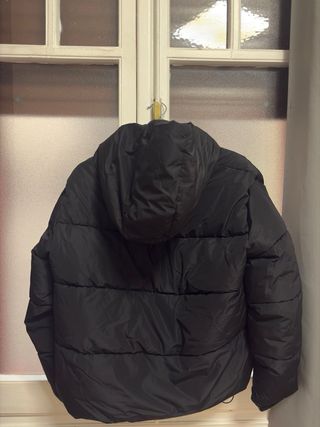 Abrigo negro con capucha