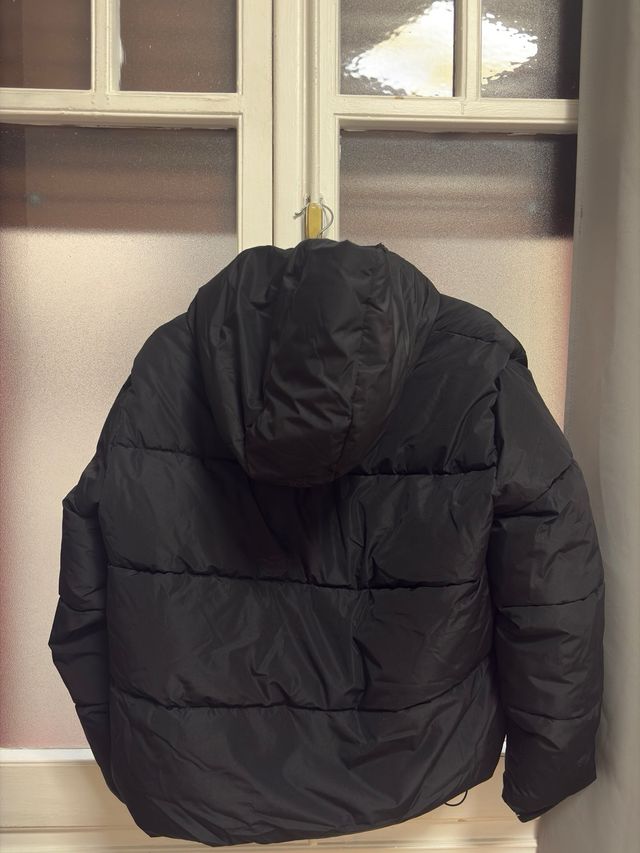 Abrigo negro con capucha