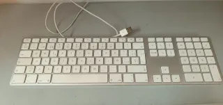 Teclado Apple Plata y Blanco con 2 puertos usb