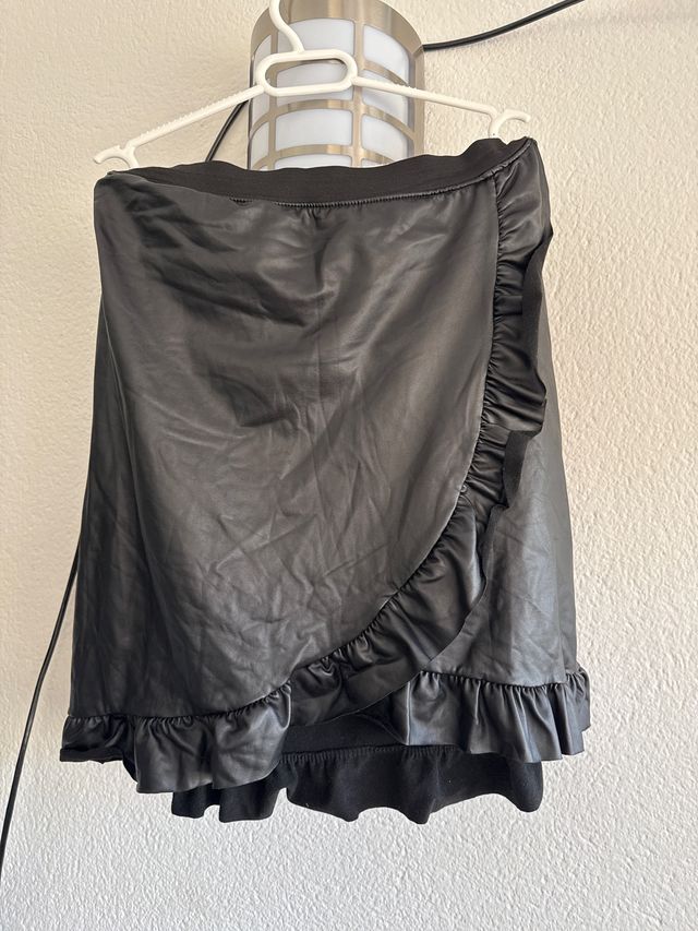 Falda negra con volantes