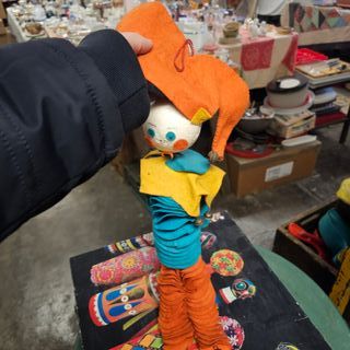 Bambola yo-yo colorata fatta a mano