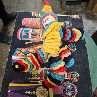 Bambola yo-yo colorata fatta a mano