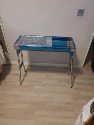 Barbecue pieghevole blu e argento