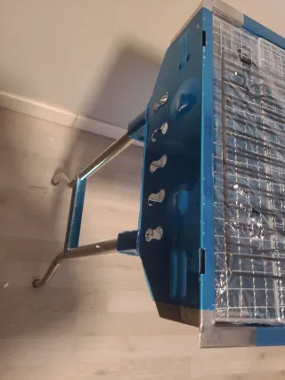 Barbecue pieghevole blu e argento