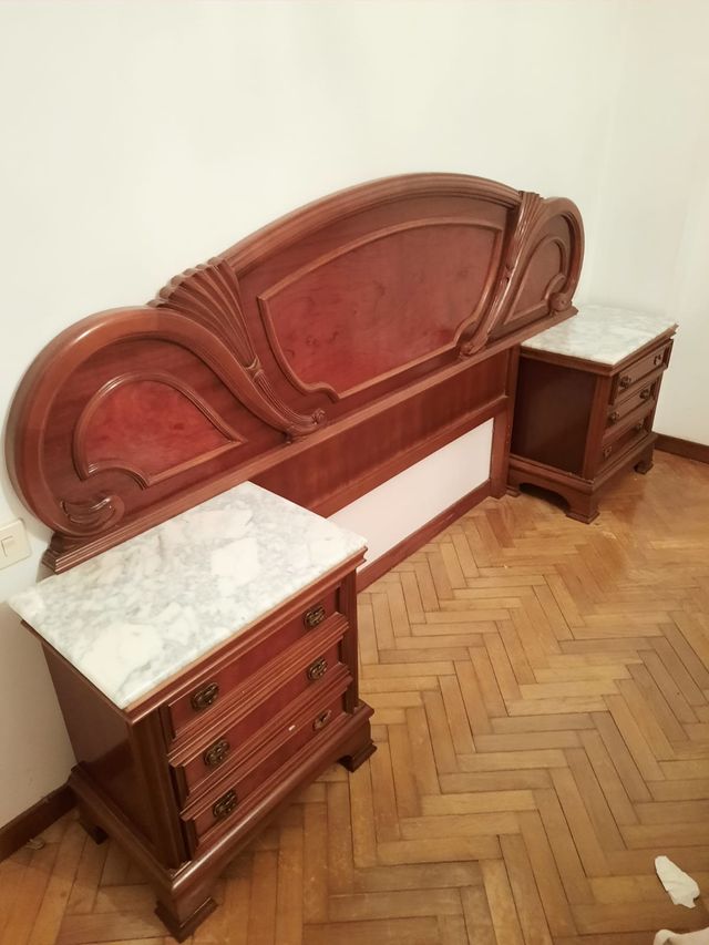 Mesitas de noche clásicas de madera y mármol