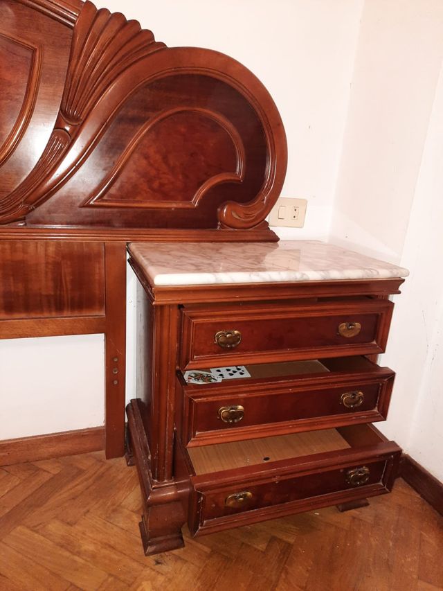 Mesitas de noche clásicas de madera y mármol