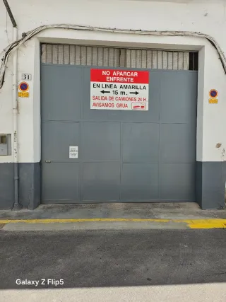 Puerta de garaje gris