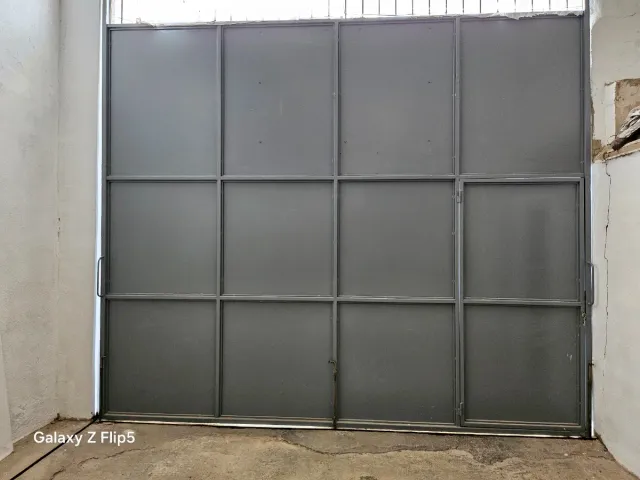 Puerta de garaje gris