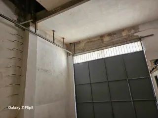 Puerta de garaje gris