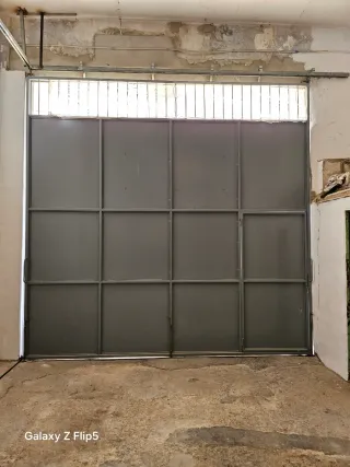 Puerta de garaje gris