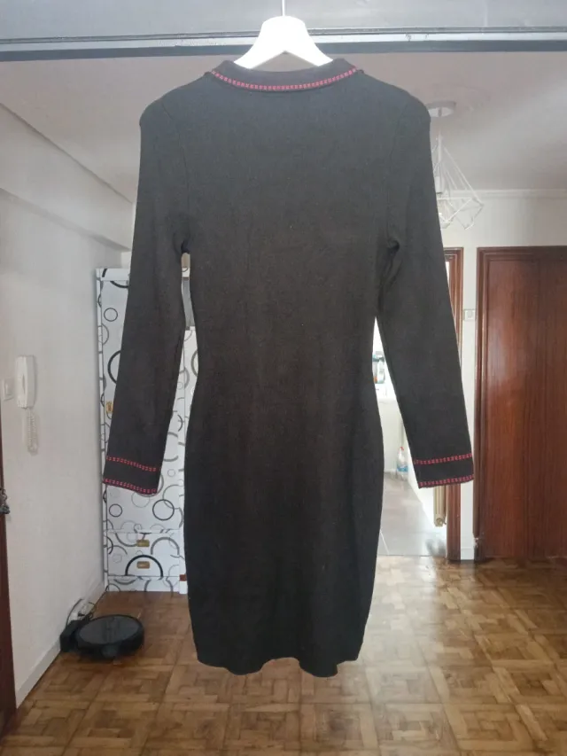 Vestido negro corto manga larga