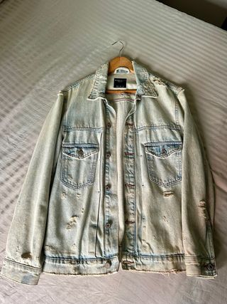 Chaqueta vaquera Bershka desgastada talla S