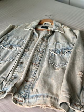 Chaqueta vaquera Bershka desgastada talla S