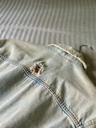 Chaqueta vaquera Bershka desgastada talla S