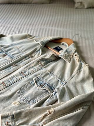 Chaqueta vaquera Bershka desgastada talla S