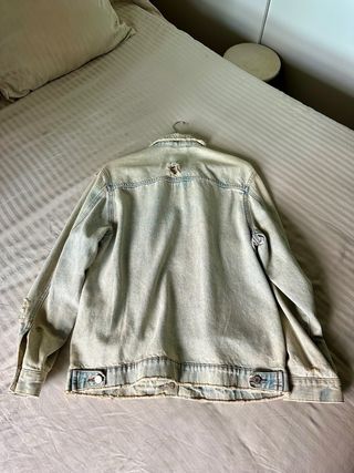 Chaqueta vaquera Bershka desgastada talla S