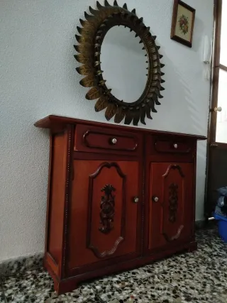 Mobile in legno con specchio sole dorato