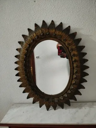 Mobile in legno con specchio sole dorato