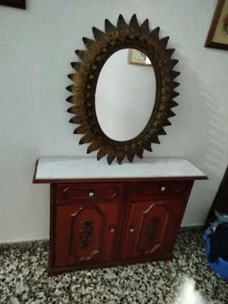 Mobile in legno con specchio sole dorato