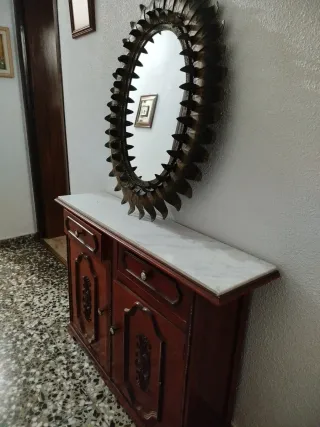 Mobile in legno con specchio sole dorato