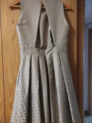 Vestido de fiesta dorado y plateado