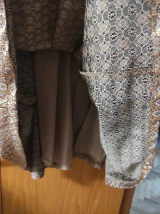 Vestido de fiesta dorado y plateado