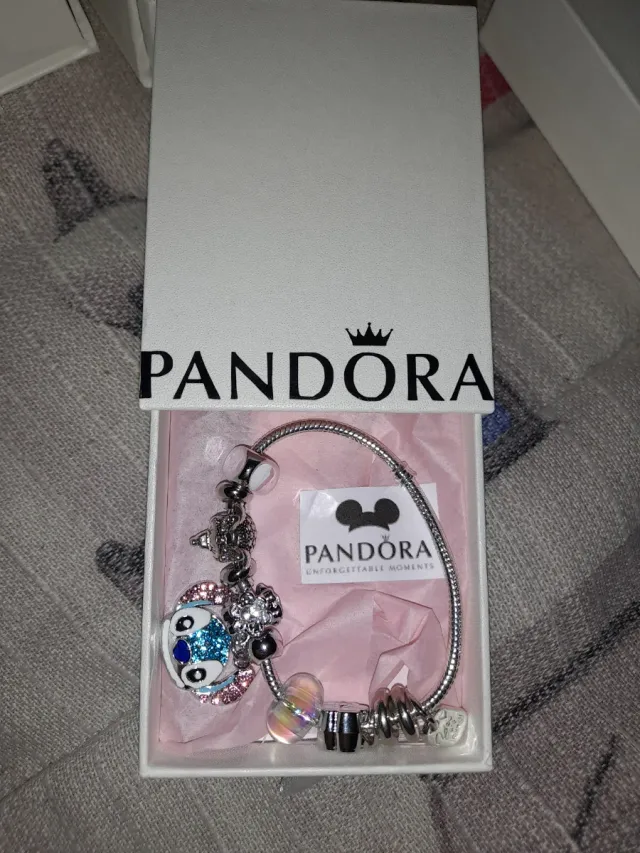 Pulsera Pandora con Charm Stitch y Corazón