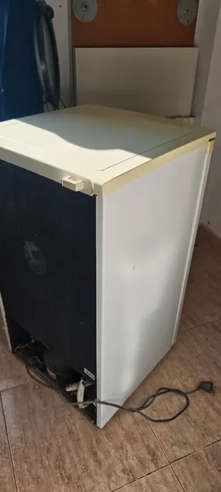 Nevera pequeña blanca