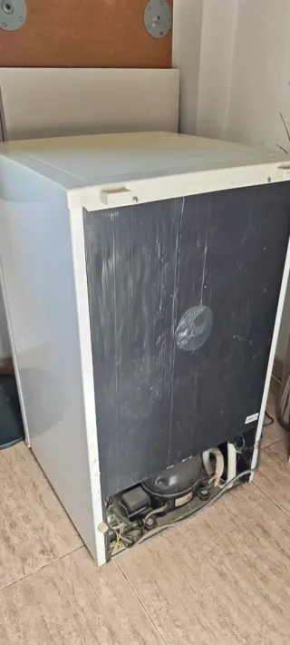 Nevera pequeña blanca