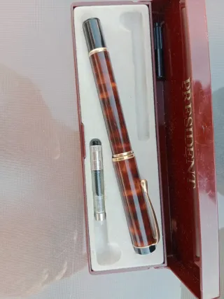 Pluma estilográfica con estuche
