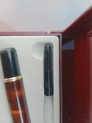 Pluma estilográfica con estuche