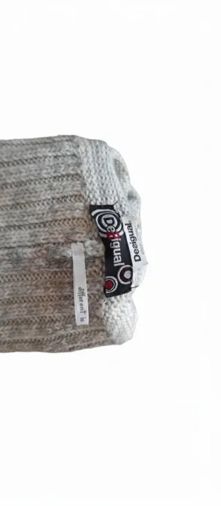 Cappello invernale con pompon e fiore rosso. Terni