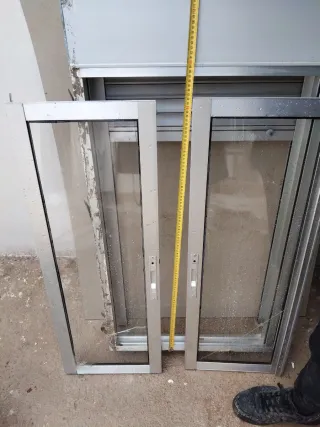 Ventana corredera blanca y también en color gris