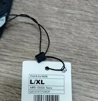 Crop top nero manica lunga