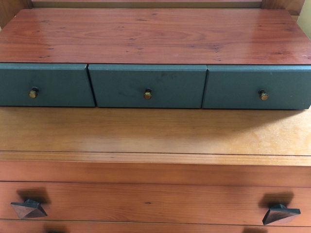 Cajonera de madera marrón y verde